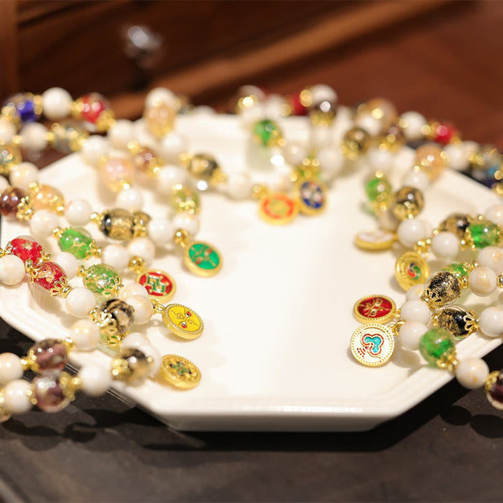 Armband – Wohlstand & Glück & Energie Perlen goldene Charms weiß elegant.