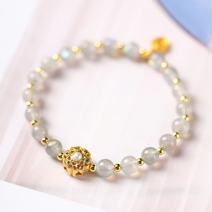 Elegantes Armband mit Labradorit und goldenem Ornament-Anhänger.