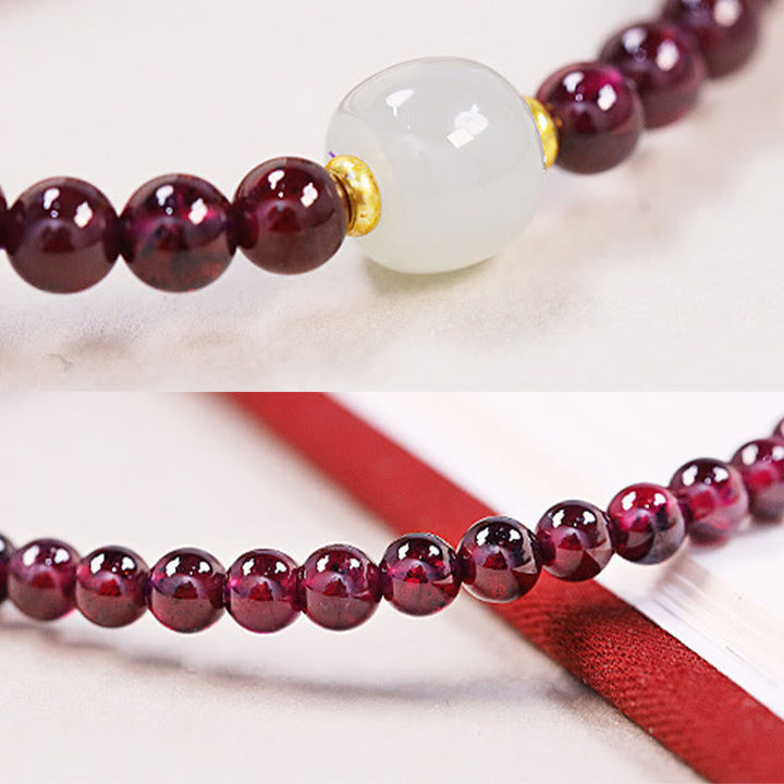 Armband Granat Jade Katze mit weißer Jade Perle und roten Granaten Detailaufnahme