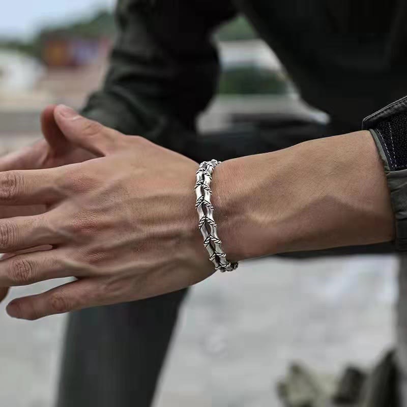Armband Bambus – Glück silberfarben am Handgelenk getragen Natur