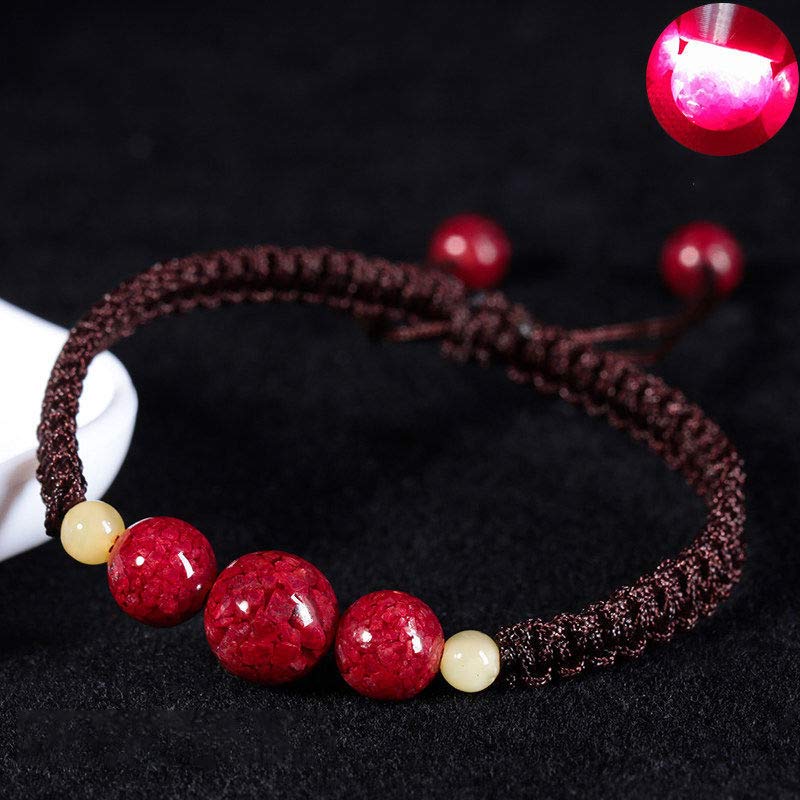 Rotes Zinnober Armband Segen mit Perlen elastisch getragen Nahaufnahme