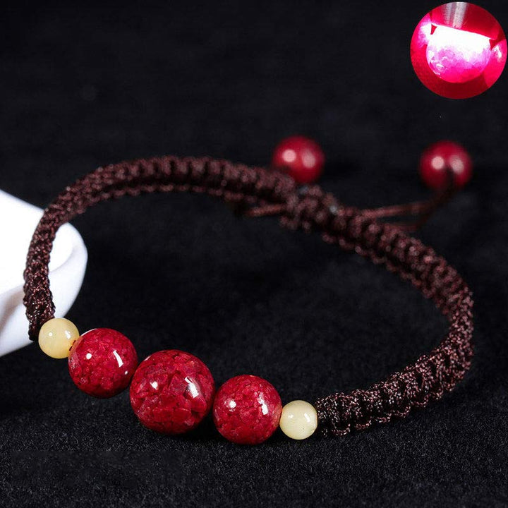 Rotes Zinnober Armband Segen mit Perlen elastisch getragen Nahaufnahme