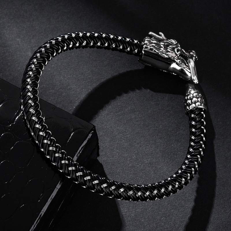 Silbernes Drachen Armband Armreif mit Drachenkopf Verschluss schwarzer Hintergrund