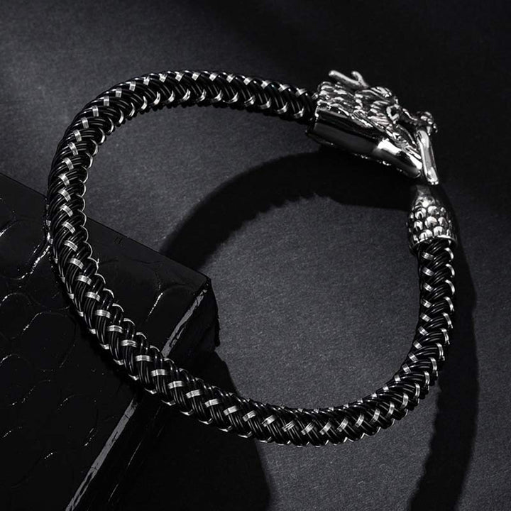 Silbernes Drachen Armband Armreif mit Drachenkopf Verschluss schwarzer Hintergrund