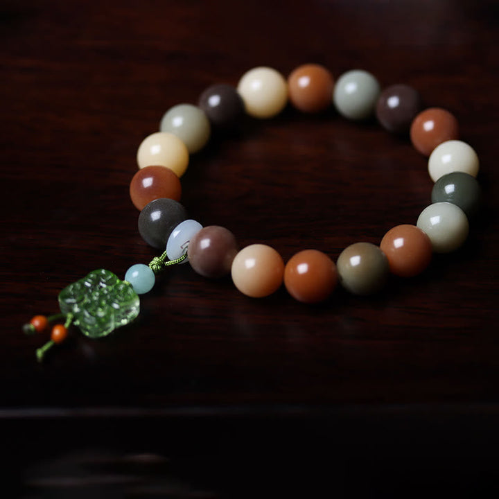 Armband Bodhi – Frieden & Balance mit Natursteinen und grünem Anhänger.