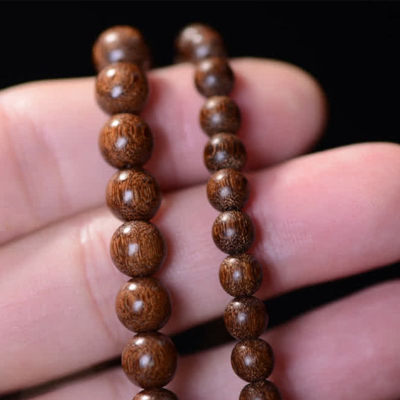 Rosenholz Mala 108 Perlen Armband in Hand braun glänzend Naturstein