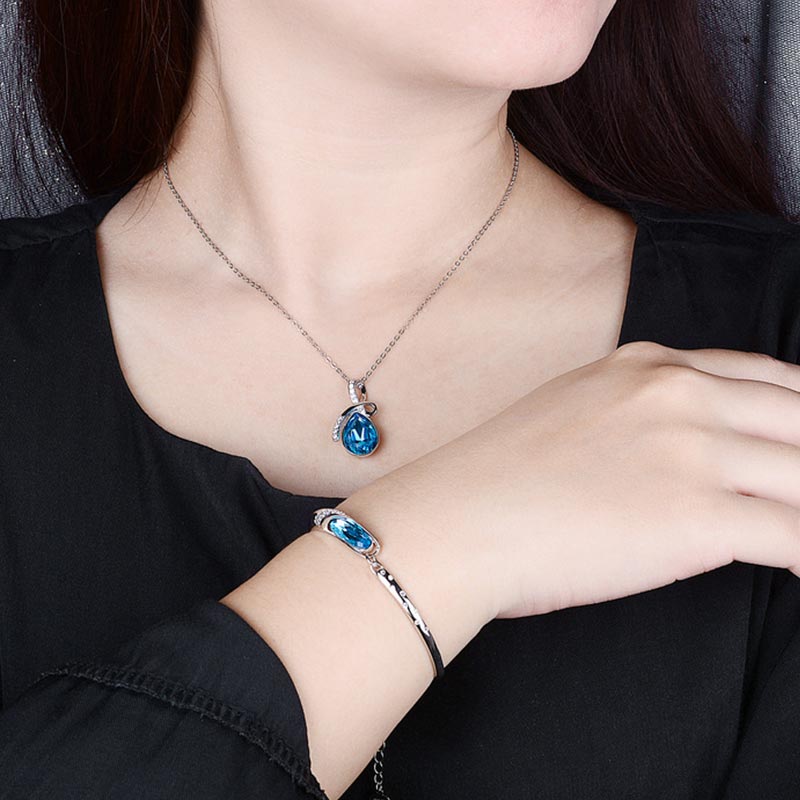 Blaues Armband 925 Silber Tierkreiszeichen am Handgelenk getragen, elegantes Set