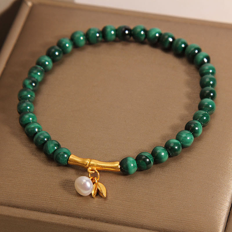 Armband Malachit grüne Perlen Bambus goldene Akzente elegant.