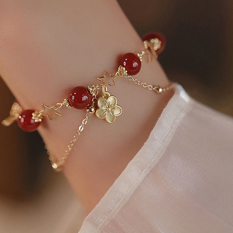 Armband Roter Achat Stern – Ruhe am Handgelenk mit goldenen Verzierungen getragen