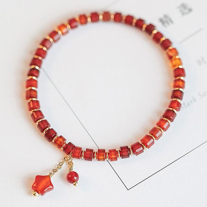 Armband Roter Achat Kleeblatt – Liebe mit goldenen Perlen Anhänger elegant