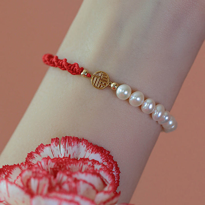 Armband Perle – Schutz & Glück rotes Seidenband Süßwasserperlen gold Verschluss