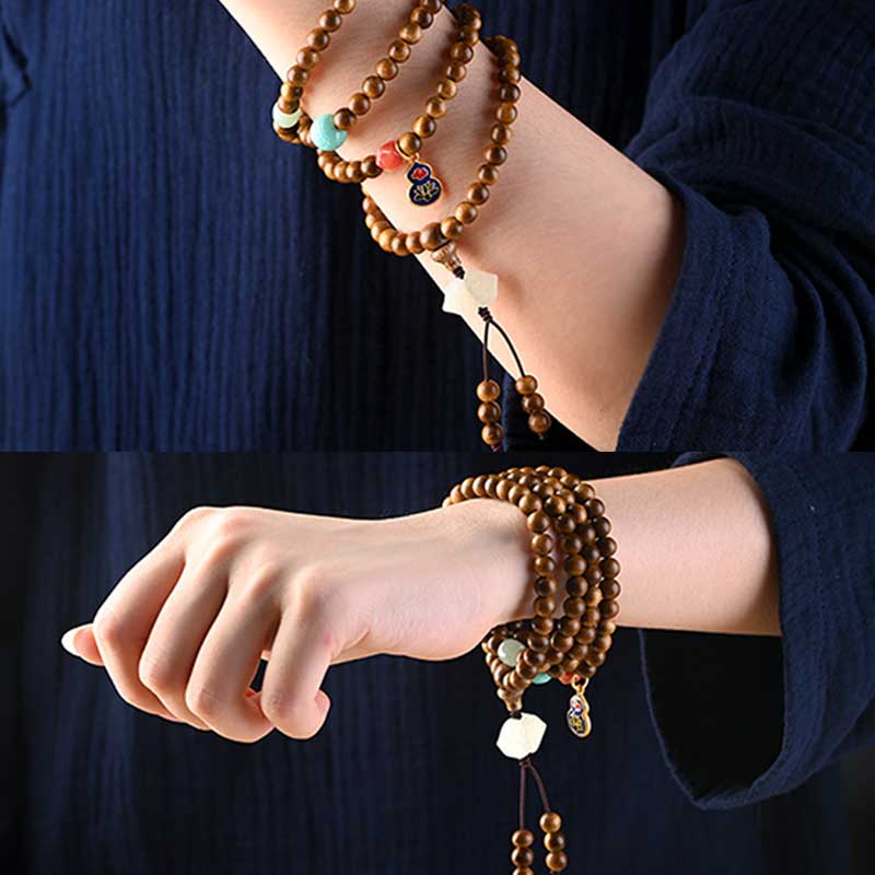 Mala Rosenholz Schutz Ruhe Armband Holzperlen Handgelenk getragen