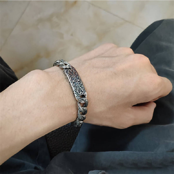 Silbernes geflochtenes Armband am Handgelenk getragen elegant klassisch