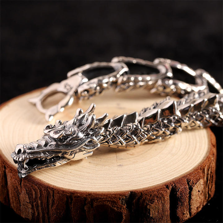 Silbernes Drachenarmband 925 auf Holz elegant präsentiert.