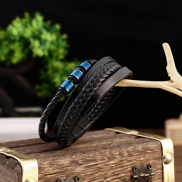 Schwarzes geflochtenes Magnetarmband auf Holzständer elegant präsentiert.