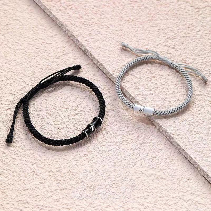 Bambus Armband Heilung schwarzes graues Armband auf beigem Hintergrund