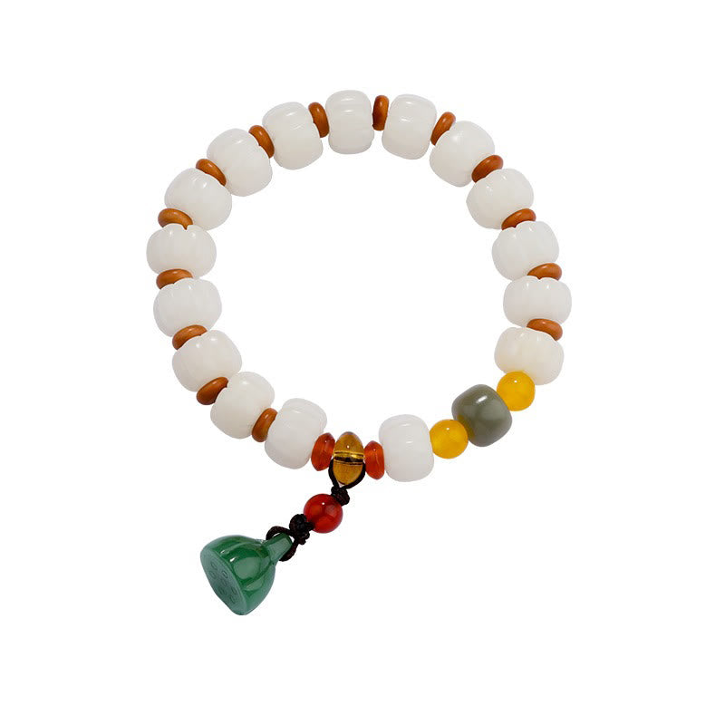 Armband mit weißen Perlen, Rotem Achat und grünem Lotus-Anhänger elegant.