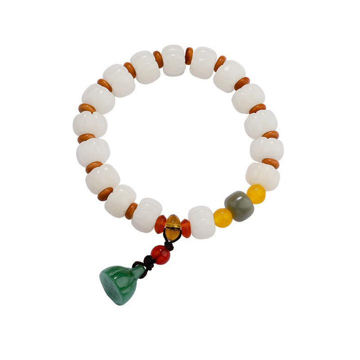 Armband mit weißen Perlen, Rotem Achat und grünem Lotus-Anhänger elegant.