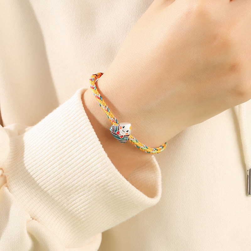 Buntes Armband mit Drachen-Charm am Handgelenk getragen elegant