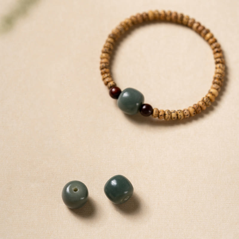 Armband Sandelholz Bodhi mit grünem Stein elastisch tragbar