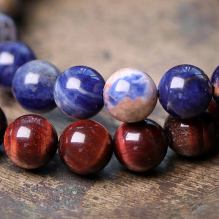 Bunte Kristall Armbänder mit blauen und roten Steinen Nahaufnahme.