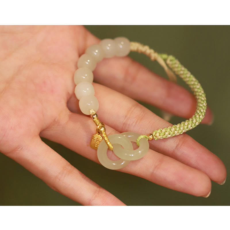 Jade Fu-Zeichen Armband am Handgelenk mit goldenem Verschluss elastisch