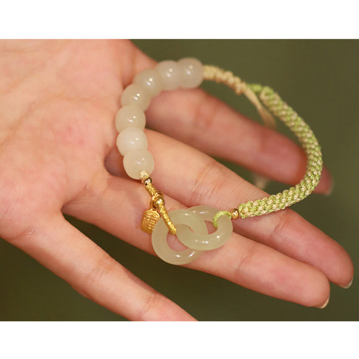 Jade Fu-Zeichen Armband am Handgelenk mit goldenem Verschluss elastisch