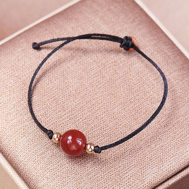 Armband Roter Achat – Balance mit schwarzem Seidenband getragen