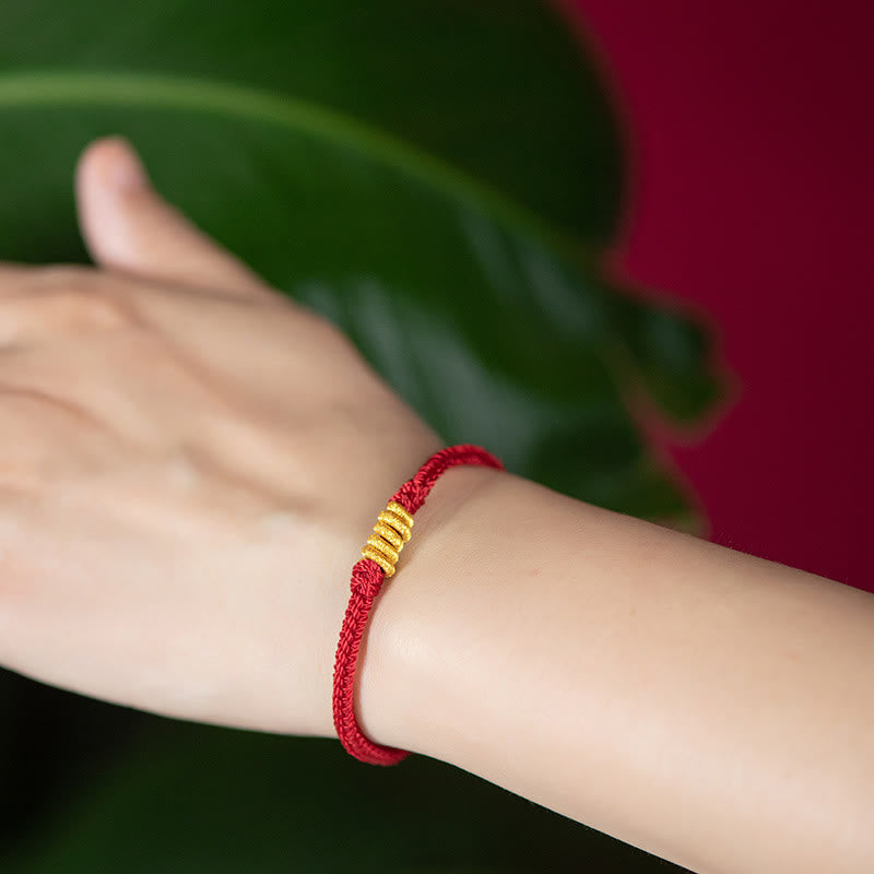 Rotes Armband – Schutz & Glück Energie mit goldenen Perlen Handgelenk