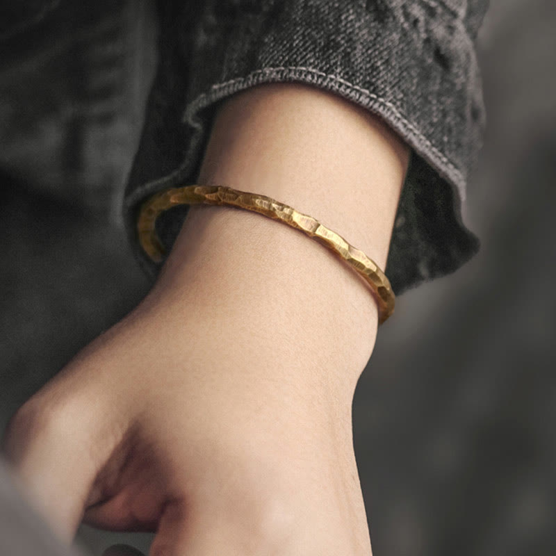 Glänzendes Kupfer Armband am Handgelenk Glück und Energie elegant