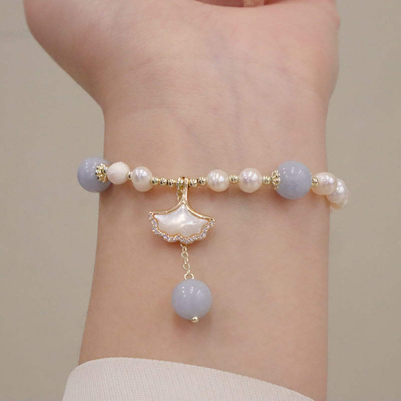 Armband Aquamarin Perle Schmetterling Charm elegant am Handgelenk getragen