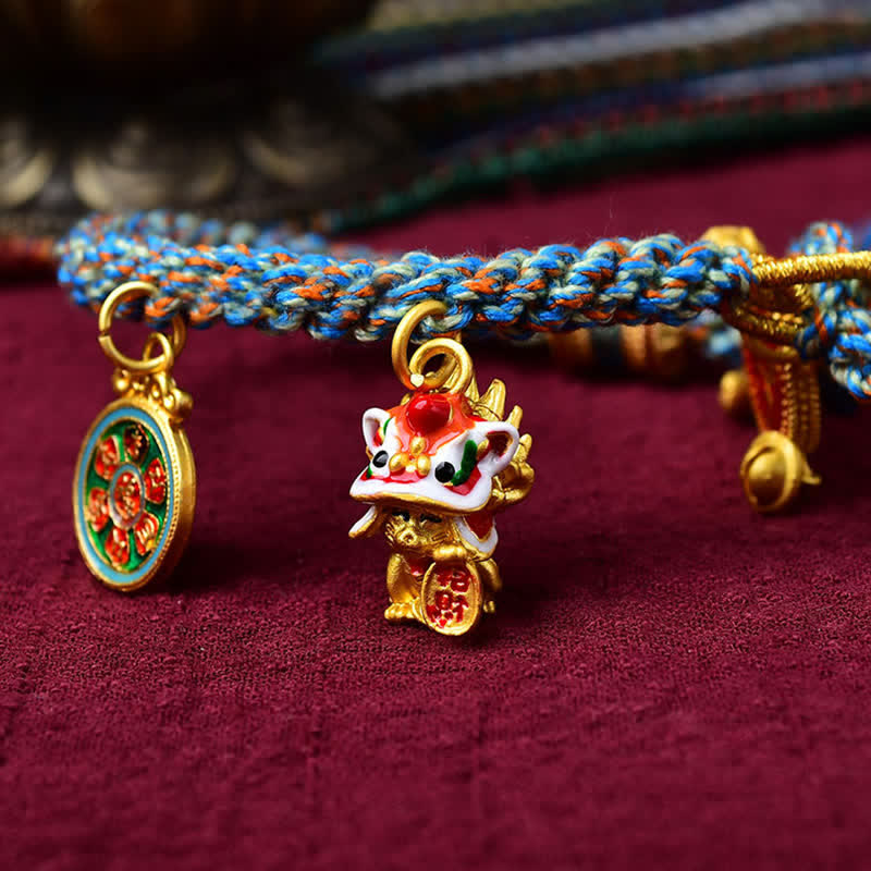 Armband – Glück & Wohlstand mit goldenen Anhängern auf rotem Stoff, chinesischer Stil