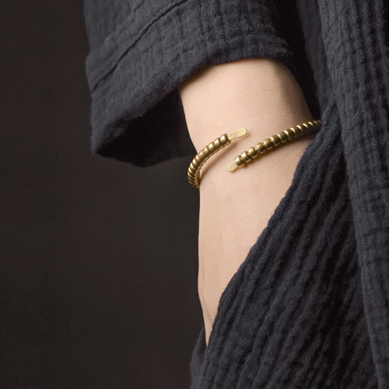 Kupfer Armband Balance am Handgelenk mit gedrehtem Design getragen.