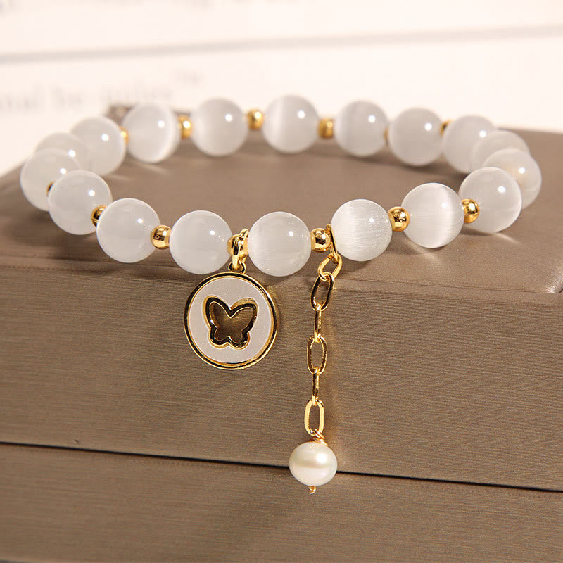 Armband Schmetterling weiße Jade Perlen goldene Akzente elegant.
