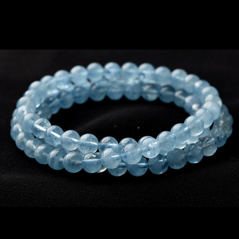 Armband Aquamarin – Heilung & Frieden, hellblaue Perlen elastisch getragen