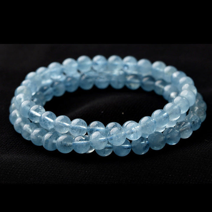 Armband Aquamarin – Heilung & Frieden, hellblaue Perlen elastisch getragen