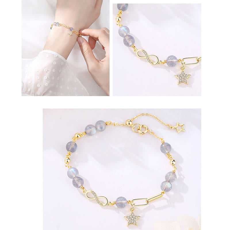 Armband mit Mondstein Perlen und goldenem Stern Charm elegant.