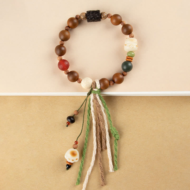 Bodhi Armband mit Holzperlen, Natursteinen und Quasten elegant arrangiert.