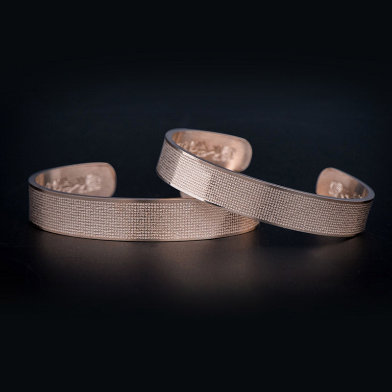 Zwei Shurangama Mantra Armbänder Titanstahl Gravierung elegantes Design.