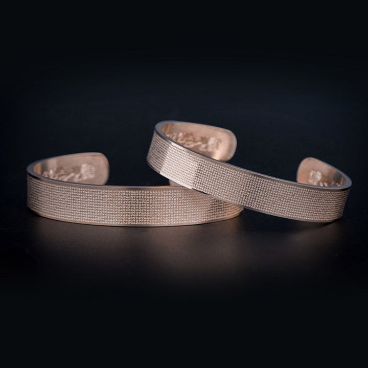 Zwei Shurangama Mantra Armbänder Titanstahl Gravierung elegantes Design.