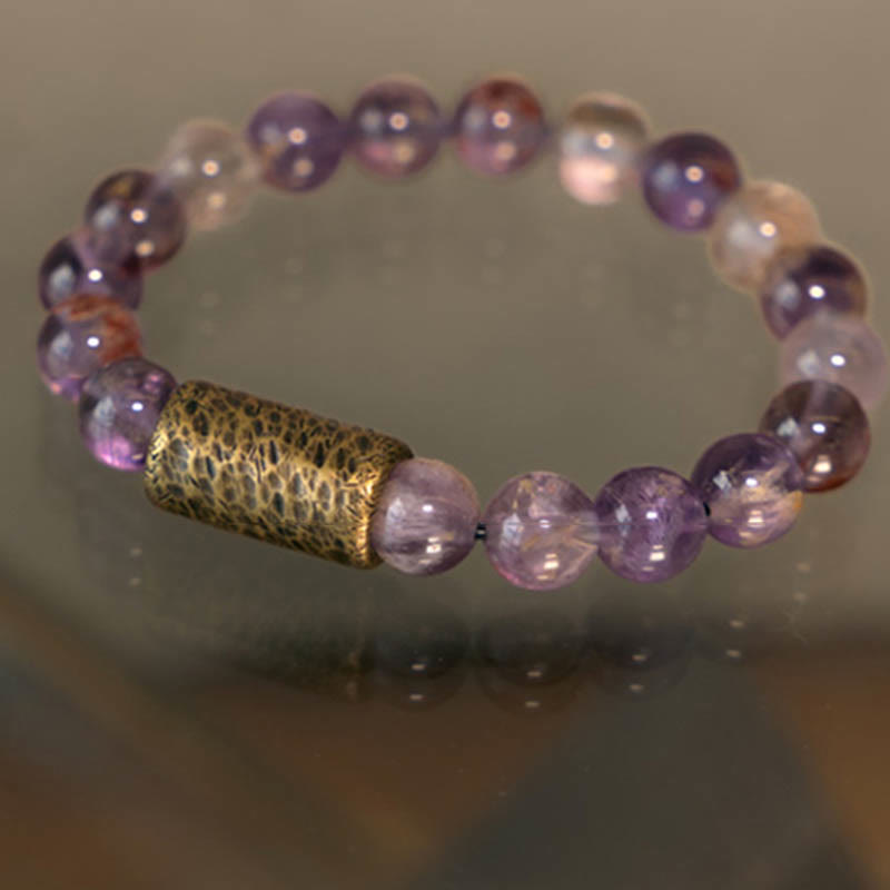 Amethyst Armband mit goldenem Zylinder elastisch getragen Naturstein
