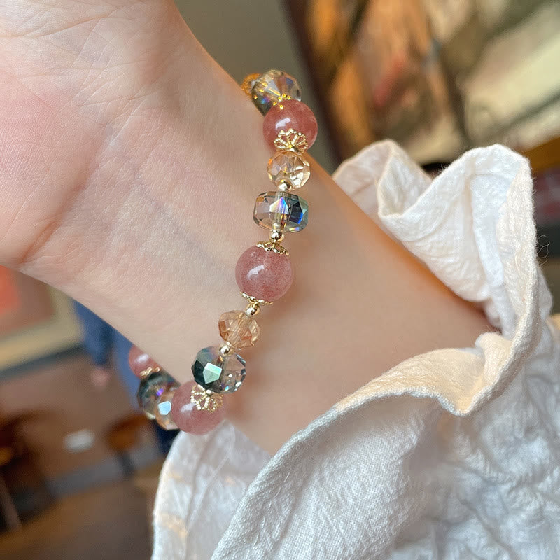 Armband Erdbeerquarz Kristall am Handgelenk getragen rosé Natursteine glänzend