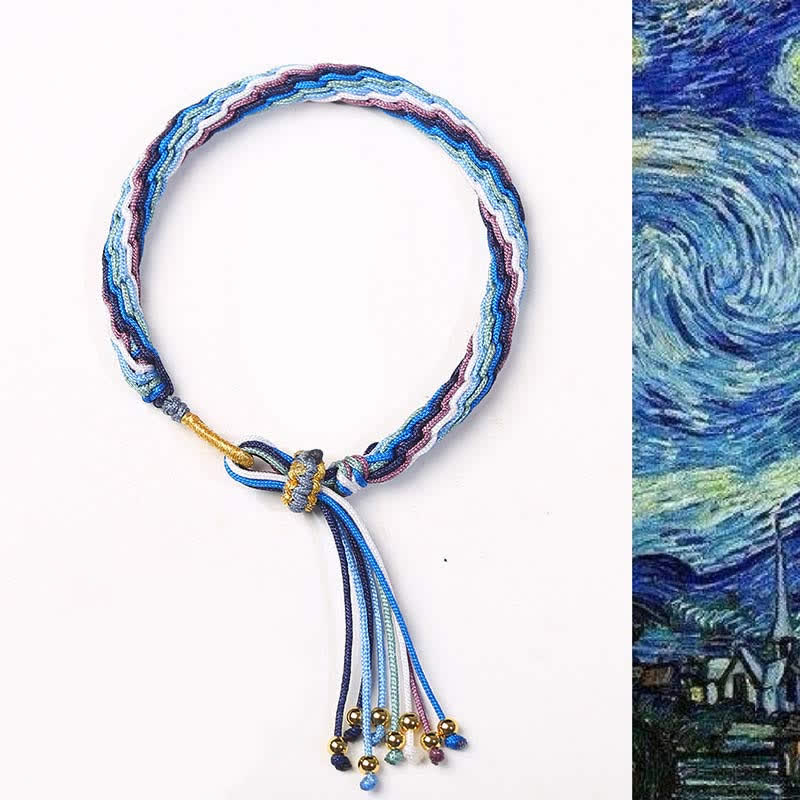 Buntes Samsara Knot Armband mit blauen und roten Fäden, Flachlage Produktfoto
