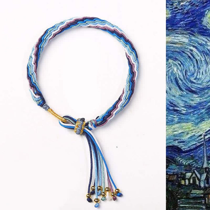 Buntes Samsara Knot Armband mit blauen und roten Fäden, Flachlage Produktfoto