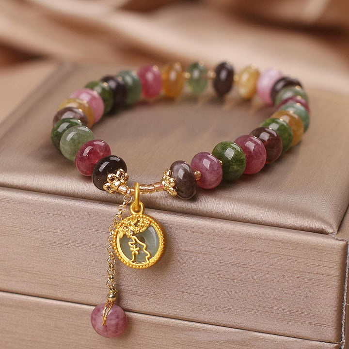 Buntes Turmalin Armband mit Blume Hase Anhänger elegant getragen