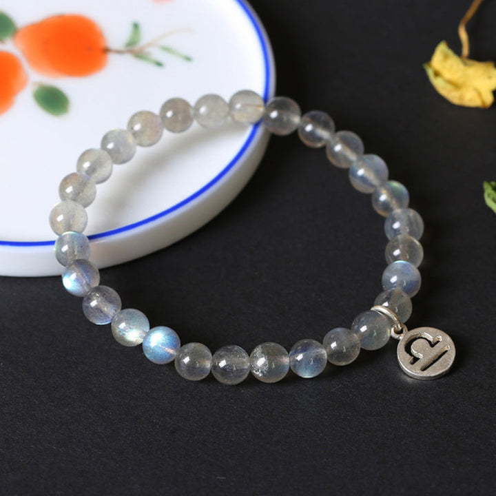Armband Mondstein Mond mit silbernem Charm elastisch getragen