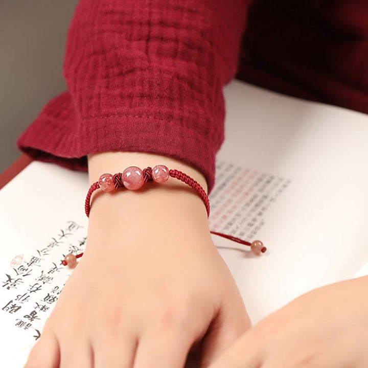 Armband Erdbeerquarz Kristall – Liebe am Handgelenk getragen rotes elastisch