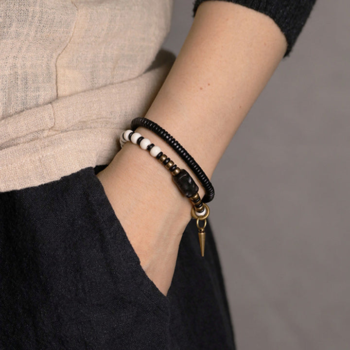 Armband Kupfer Ebenholz Paar Stärke schwarzweiß am Handgelenk getragen