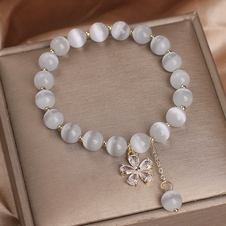 Weißes Mondstein Armband mit Blütenanhänger elegantes Design Naturstein