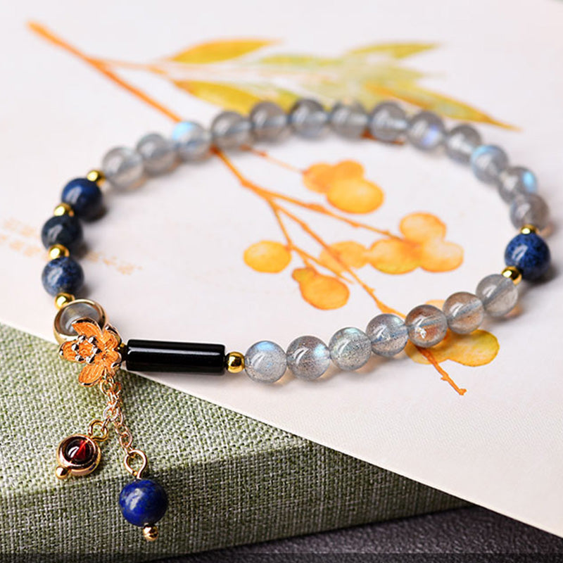 Armband mit Mondstein, Lapislazuli und grauer Perle elegant gestylt.